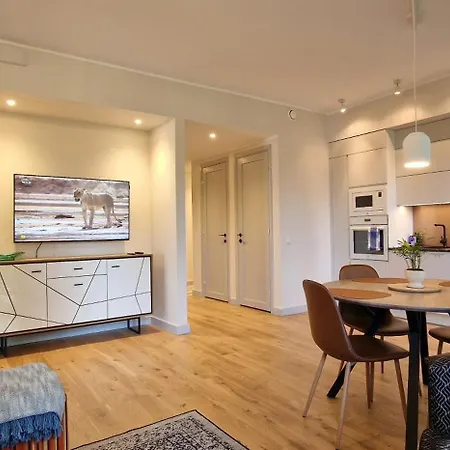 Quiet By The Sea In A New House - Vista 아파트